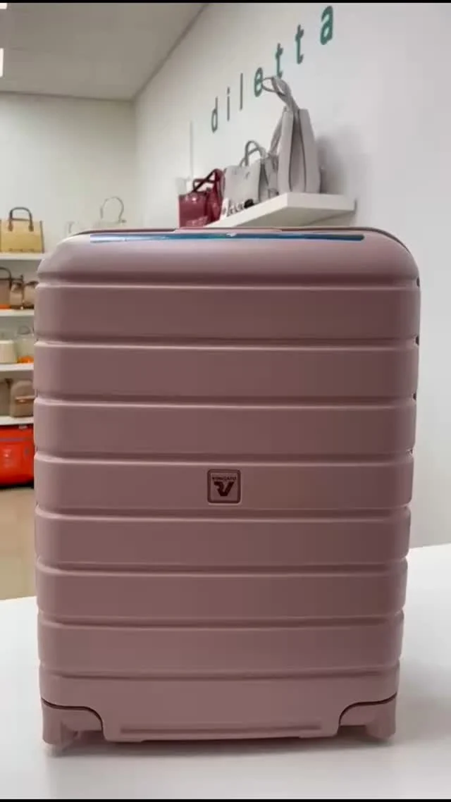 Super nuovo arrivo ! Meraviglia di @roncato_official .
Guardate il video per tutte le info !
#viaggio #valigeriaroncato #valigie #reggioemilia #vacanze